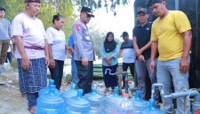 Kapolda NTB Irjen Pol. Kalingga Rendra R., S.E., M.H., didampingi tokoh masyarakat dan pelaku usaha meninjau langsung titik distribusi air bersih di Gili Trawangan, Kabupaten Lombok Utara, Kamis (10/9/2026).(Foto: Istimewa)