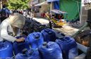 Warga memeriksa jeriken air bersih hasil dropping Pemerintah Kabupaten Lombok Utara di kawasan Gili, Lombok Utara, Minggu (6/9/2026), sembari menunggu solusi permanen atas krisis suplai air bersih di kawasan tersebut.(Foto: Istimewa)