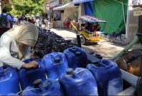 Warga memeriksa jeriken air bersih hasil dropping Pemerintah Kabupaten Lombok Utara di kawasan Gili, Lombok Utara, Minggu (6/9/2026), sembari menunggu solusi permanen atas krisis suplai air bersih di kawasan tersebut.(Foto: Istimewa)