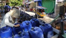 Warga memeriksa jeriken air bersih hasil dropping Pemerintah Kabupaten Lombok Utara di kawasan Gili, Lombok Utara, Minggu (6/9/2026), sembari menunggu solusi permanen atas krisis suplai air bersih di kawasan tersebut.(Foto: Istimewa)