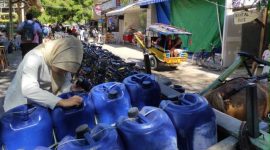 Warga memeriksa jeriken air bersih hasil dropping Pemerintah Kabupaten Lombok Utara di kawasan Gili, Lombok Utara, Minggu (6/9/2026), sembari menunggu solusi permanen atas krisis suplai air bersih di kawasan tersebut.(Foto: Istimewa)