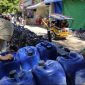 Warga memeriksa jeriken air bersih hasil dropping Pemerintah Kabupaten Lombok Utara di kawasan Gili, Lombok Utara, Minggu (6/9/2026), sembari menunggu solusi permanen atas krisis suplai air bersih di kawasan tersebut.(Foto: Istimewa)