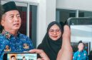 Gubernur NTB Lalu Muhamad Iqbal (kiri) bersama Khairunnisa (kanan), peraih Juara 1 Qira’at Mujawwad Dewasa Putri pada MTQ Nasional XXXI di Semarang, saat memberikan keterangan kepada sejumlah awak media di Kantor Gubernur NTB, Senin (21/9/2026).(Foto: Istimewa)