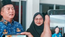 Gubernur NTB Lalu Muhamad Iqbal (kiri) bersama Khairunnisa (kanan), peraih Juara 1 Qira’at Mujawwad Dewasa Putri pada MTQ Nasional XXXI di Semarang, saat memberikan keterangan kepada sejumlah awak media di Kantor Gubernur NTB, Senin (21/9/2026).(Foto: Istimewa)