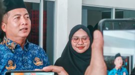 Gubernur NTB Lalu Muhamad Iqbal (kiri) bersama Khairunnisa (kanan), peraih Juara 1 Qira’at Mujawwad Dewasa Putri pada MTQ Nasional XXXI di Semarang, saat memberikan keterangan kepada sejumlah awak media di Kantor Gubernur NTB, Senin (21/9/2026).(Foto: Istimewa)
