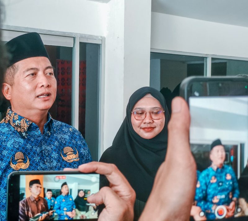Gubernur NTB Lalu Muhamad Iqbal (kiri) bersama Khairunnisa (kanan), peraih Juara 1 Qira’at Mujawwad Dewasa Putri pada MTQ Nasional XXXI di Semarang, saat memberikan keterangan kepada sejumlah awak media di Kantor Gubernur NTB, Senin (21/9/2026).(Foto: Istimewa)