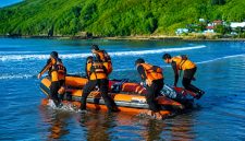Tim SAR Gabungan melakukan persiapan dan penyisiran dalam operasi pencarian nelayan Suparta (43) yang hilang di perairan Pantai Areguling, Lombok Tengah. Korban akhirnya ditemukan meninggal dunia pada hari kedua pencarian, Kamis (3/9/2026).(Foto: Istimewa)