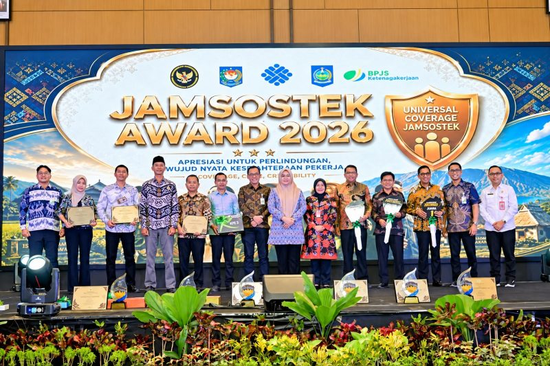 Bank NTB Syariah meraih penghargaan Perusahaan Terbaik Kategori Menengah dan Besar dalam ajang Jamsostek Award Provinsi NTB 2026 di Mataram, sebagai bentuk apresiasi atas komitmen memperluas perlindungan jaminan sosial ketenagakerjaan, khususnya bagi pekerja rentan. (Dok. Bank NTB Syariah) 