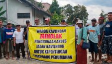 Sejumlah warga pemilik kavling membentangkan spanduk bertuliskan penolakan terhadap penggunaan jalan kavlingan untuk akses proyek perumahan yang dikembangkan PT Lambang Sejati. (Foto: Istimewa)