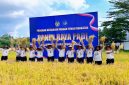 Kepala Kantor Wilayah Ditjenpas NTB, Ketut Akbar Herry Achjar, bersama Kepala Lapas Kelas IIA Lombok Barat, Dadang Rais Saputro, dan jajaran pemasyarakatan mengangkat hasil panen padi saat kegiatan Panen Raya Padi di lahan Sarana Asimilasi dan Edukasi (SAE) Lapas Kelas IIA Lombok Barat, Rabu (9/9/2026).(Foto: Istimewa)