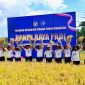 Kepala Kantor Wilayah Ditjenpas NTB, Ketut Akbar Herry Achjar, bersama Kepala Lapas Kelas IIA Lombok Barat, Dadang Rais Saputro, dan jajaran pemasyarakatan mengangkat hasil panen padi saat kegiatan Panen Raya Padi di lahan Sarana Asimilasi dan Edukasi (SAE) Lapas Kelas IIA Lombok Barat, Rabu (9/9/2026).(Foto: Istimewa)