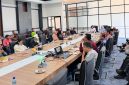 Ketua BAP DPD RI Evi Apita Maya bersama Wakil Bupati Lombok Barat Hj. Nurul Adha memimpin Rapat Dengar Pendapat Umum terkait penyelesaian reforma agraria di Dusun Pangsing, Sekotong, Kamis (10/9/2026).(Foto: Istimewa)