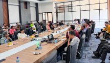 Ketua BAP DPD RI Evi Apita Maya bersama Wakil Bupati Lombok Barat Hj. Nurul Adha memimpin Rapat Dengar Pendapat Umum terkait penyelesaian reforma agraria di Dusun Pangsing, Sekotong, Kamis (10/9/2026).(Foto: Istimewa)