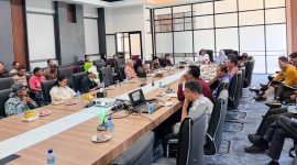Ketua BAP DPD RI Evi Apita Maya bersama Wakil Bupati Lombok Barat Hj. Nurul Adha memimpin Rapat Dengar Pendapat Umum terkait penyelesaian reforma agraria di Dusun Pangsing, Sekotong, Kamis (10/9/2026).(Foto: Istimewa)
