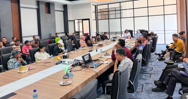 Ketua BAP DPD RI Evi Apita Maya bersama Wakil Bupati Lombok Barat Hj. Nurul Adha memimpin Rapat Dengar Pendapat Umum terkait penyelesaian reforma agraria di Dusun Pangsing, Sekotong, Kamis (10/9/2026).(Foto: Istimewa)
