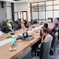 Ketua BAP DPD RI Evi Apita Maya bersama Wakil Bupati Lombok Barat Hj. Nurul Adha memimpin Rapat Dengar Pendapat Umum terkait penyelesaian reforma agraria di Dusun Pangsing, Sekotong, Kamis (10/9/2026).(Foto: Istimewa)