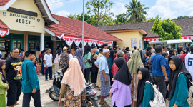 Suasana panik terlihat di SDN Beber, Kecamatan Batukliang, Lombok Tengah, Jumat (11/9/2026). Sejumlah siswa diduga mengalami keracunan massal setelah mengonsumsi makanan MBG.(Foto: Istimewa)