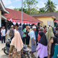Suasana panik terlihat di SDN Beber, Kecamatan Batukliang, Lombok Tengah, Jumat (11/9/2026). Sejumlah siswa diduga mengalami keracunan massal setelah mengonsumsi makanan MBG.(Foto: Istimewa)
