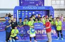 Tim futsal MAN Lombok Barat berfoto bersama usai dinobatkan sebagai Juara I Kategori SMA dalam Turnamen FUTSALSIX 2026 yang digelar SMU 6 Mataram di GOR 17 Desember Mataram, Sabtu (12/9/2026). (Foto: Istimewa)