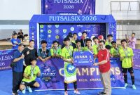Tim futsal MAN Lombok Barat berfoto bersama usai dinobatkan sebagai Juara I Kategori SMA dalam Turnamen FUTSALSIX 2026 yang digelar SMU 6 Mataram di GOR 17 Desember Mataram, Sabtu (12/9/2026). (Foto: Istimewa)