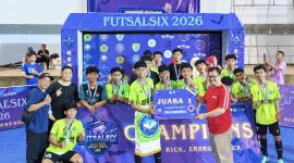Tim futsal MAN Lombok Barat berfoto bersama usai dinobatkan sebagai Juara I Kategori SMA dalam Turnamen FUTSALSIX 2026 yang digelar SMU 6 Mataram di GOR 17 Desember Mataram, Sabtu (12/9/2026). (Foto: Istimewa)