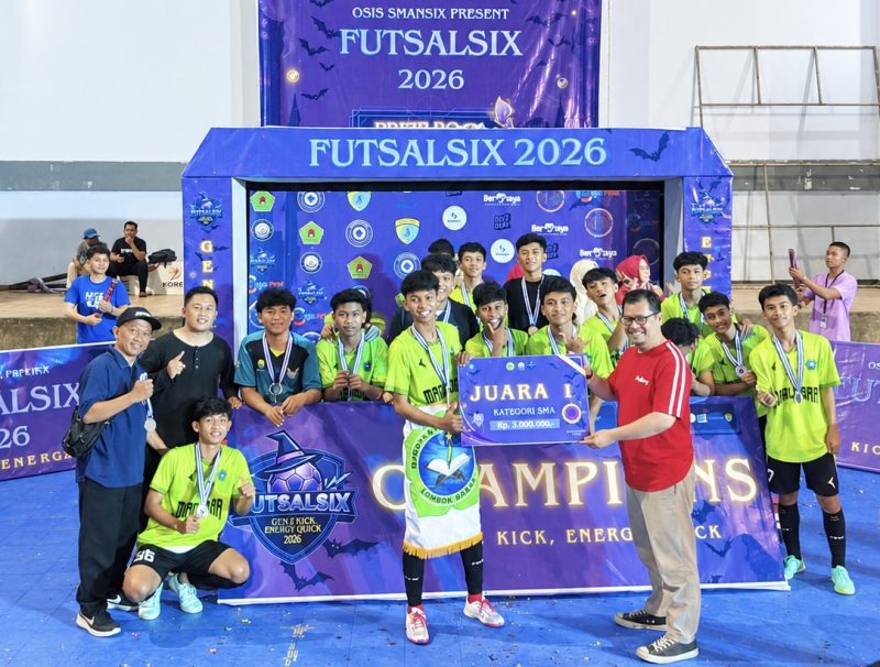 Tim futsal MAN Lombok Barat berfoto bersama usai dinobatkan sebagai Juara I Kategori SMA dalam Turnamen FUTSALSIX 2026 yang digelar SMU 6 Mataram di GOR 17 Desember Mataram, Sabtu (12/9/2026). (Foto: Istimewa)