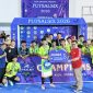 Tim futsal MAN Lombok Barat berfoto bersama usai dinobatkan sebagai Juara I Kategori SMA dalam Turnamen FUTSALSIX 2026 yang digelar SMU 6 Mataram di GOR 17 Desember Mataram, Sabtu (12/9/2026). (Foto: Istimewa)