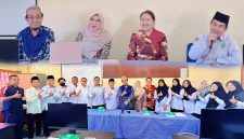 Tim Abdimas UNRAM dan guru Bahasa Inggris MAN Lombok Barat berfoto bersama usai kegiatan pendampingan implementasi CEFR dan pembelajaran mendalam di Labkom MAN Lombok Barat, Selasa (15/9/2026).(Foto: Humas MAN Lobar)