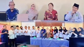 Tim Abdimas UNRAM dan guru Bahasa Inggris MAN Lombok Barat berfoto bersama usai kegiatan pendampingan implementasi CEFR dan pembelajaran mendalam di Labkom MAN Lombok Barat, Selasa (15/9/2026).(Foto: Humas MAN Lobar)