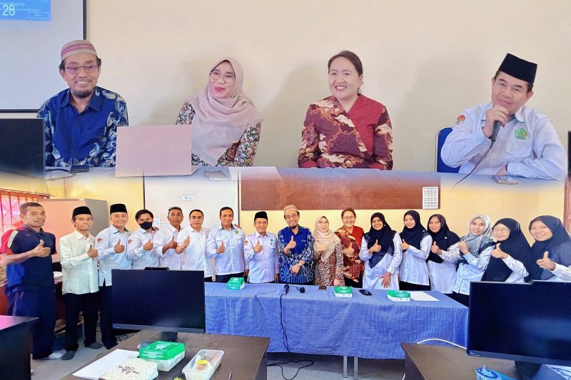 Tim Abdimas UNRAM dan guru Bahasa Inggris MAN Lombok Barat berfoto bersama usai kegiatan pendampingan implementasi CEFR dan pembelajaran mendalam di Labkom MAN Lombok Barat, Selasa (15/9/2026).(Foto: Humas MAN Lobar)
