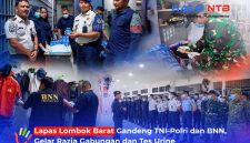 Petugas gabungan TNI, Polri, BNN, dan jajaran Lapas Lombok Barat saat melaksanakan razia dan tes urine di Blok Selaparang, Rabu (16/9/2026) malam, sebagai bagian dari komitmen Zero Halinar.(Foto: HaloNTB)
