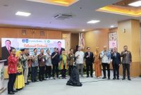 Foto bersama jajaran RSUD Tripat Gerung, tim RSJPD Harapan Kita Jakarta, dan perwakilan rumah sakit se-NTB usai penandatanganan MoU dan PKS pembukaan layanan Cath Lab di RSUD Tripat Gerung.(Foto: Istimewa)