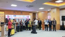 Foto bersama jajaran RSUD Tripat Gerung, tim RSJPD Harapan Kita Jakarta, dan perwakilan rumah sakit se-NTB usai penandatanganan MoU dan PKS pembukaan layanan Cath Lab di RSUD Tripat Gerung.(Foto: Istimewa)