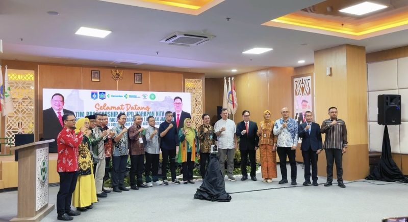 Foto bersama jajaran RSUD Tripat Gerung, tim RSJPD Harapan Kita Jakarta, dan perwakilan rumah sakit se-NTB usai penandatanganan MoU dan PKS pembukaan layanan Cath Lab di RSUD Tripat Gerung.(Foto: Istimewa)