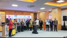 Foto bersama jajaran RSUD Tripat Gerung, tim RSJPD Harapan Kita Jakarta, dan perwakilan rumah sakit se-NTB usai penandatanganan MoU dan PKS pembukaan layanan Cath Lab di RSUD Tripat Gerung.(Foto: Istimewa)