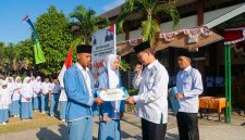 Kepala MAN Lombok Barat, H. Kemas Burhan, didampingi Waka Humas, menyerahkan secara simbolis beasiswa Komite Madrasah kepada Ketua dan Wakil Ketua ORSIMA terpilih periode 2026–2027, Hasbi Al Hafiz dan Kayla Fatimatuzzahra, di halaman MAN Lombok Barat.(Foto: Istimewa)