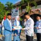 Kepala MAN Lombok Barat, H. Kemas Burhan, didampingi Waka Humas, menyerahkan secara simbolis beasiswa Komite Madrasah kepada Ketua dan Wakil Ketua ORSIMA terpilih periode 2026–2027, Hasbi Al Hafiz dan Kayla Fatimatuzzahra, di halaman MAN Lombok Barat.(Foto: Istimewa)