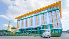 Digitalisasi & Global
Bank NTB Syariah memperkuat layanan digital dan transaksi lintas negara sebagai bagian dari roadmap menuju Bank Devisa, sejalan dengan meningkatnya konektivitas ekonomi NTB dengan pasar global.