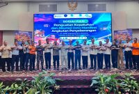 Foto bersama para pemangku kepentingan usai Sosialisasi Penguatan Kepatuhan dan Akurasi Data Manifest Angkutan Penyeberangan oleh PT ASDP Indonesia Ferry Cabang Lembar dan Cabang Kayangan di Lombok Plaza & Convention, Mataram, Senin (28/9/2026).(Foto: Istimewa)