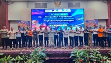 Foto bersama para pemangku kepentingan usai Sosialisasi Penguatan Kepatuhan dan Akurasi Data Manifest Angkutan Penyeberangan oleh PT ASDP Indonesia Ferry Cabang Lembar dan Cabang Kayangan di Lombok Plaza & Convention, Mataram, Senin (28/9/2026).(Foto: Istimewa)