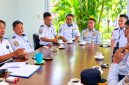 Plt Kepala BPTD Kelas II NTB Boy Nurdin (kiri) bersama jajaran menyampaikan klarifikasi terkait video viral dugaan pelemparan kaca truk oleh petugas UPPKB Bertais, Lombok Barat.
