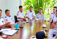 Plt Kepala BPTD Kelas II NTB Boy Nurdin (kiri) bersama jajaran menyampaikan klarifikasi terkait video viral dugaan pelemparan kaca truk oleh petugas UPPKB Bertais, Lombok Barat.