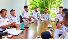 Plt Kepala BPTD Kelas II NTB Boy Nurdin (kiri) bersama jajaran menyampaikan klarifikasi terkait video viral dugaan pelemparan kaca truk oleh petugas UPPKB Bertais, Lombok Barat.