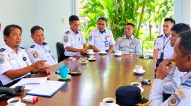 Plt Kepala BPTD Kelas II NTB Boy Nurdin (kiri) bersama jajaran menyampaikan klarifikasi terkait video viral dugaan pelemparan kaca truk oleh petugas UPPKB Bertais, Lombok Barat.