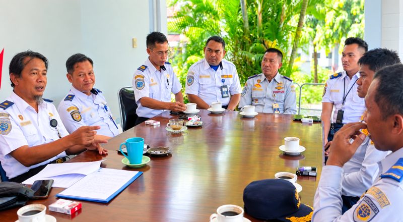 Plt Kepala BPTD Kelas II NTB Boy Nurdin (kiri) bersama jajaran menyampaikan klarifikasi terkait video viral dugaan pelemparan kaca truk oleh petugas UPPKB Bertais, Lombok Barat.