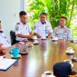 Plt Kepala BPTD Kelas II NTB Boy Nurdin (kiri) bersama jajaran menyampaikan klarifikasi terkait video viral dugaan pelemparan kaca truk oleh petugas UPPKB Bertais, Lombok Barat.