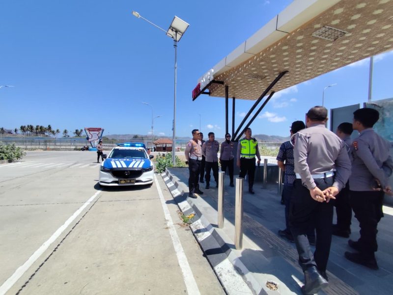 Personel Ditlantas Polda NTB melakukan survei jalur di kawasan Bypass Mandalika, Lombok Tengah, sebagai persiapan rekayasa lalu lintas menjelang MotoGP Mandalika 2026, Kamis (3/9/2026).(Foto: Istimewa)