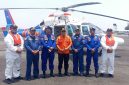 Personel Direktorat Kepolisian Udara Korpolairud Baharkam Polri bersama rescuer Basarnas berfoto di depan helikopter Dauphin AS365N3 P-3103 sebelum menjalankan misi evakuasi korban kecelakaan laut KM Virgo di perairan Kalimantan Selatan, Senin (14/9/2026).