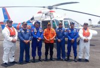Personel Direktorat Kepolisian Udara Korpolairud Baharkam Polri bersama rescuer Basarnas berfoto di depan helikopter Dauphin AS365N3 P-3103 sebelum menjalankan misi evakuasi korban kecelakaan laut KM Virgo di perairan Kalimantan Selatan, Senin (14/9/2026).