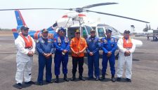 Personel Direktorat Kepolisian Udara Korpolairud Baharkam Polri bersama rescuer Basarnas berfoto di depan helikopter Dauphin AS365N3 P-3103 sebelum menjalankan misi evakuasi korban kecelakaan laut KM Virgo di perairan Kalimantan Selatan, Senin (14/9/2026).